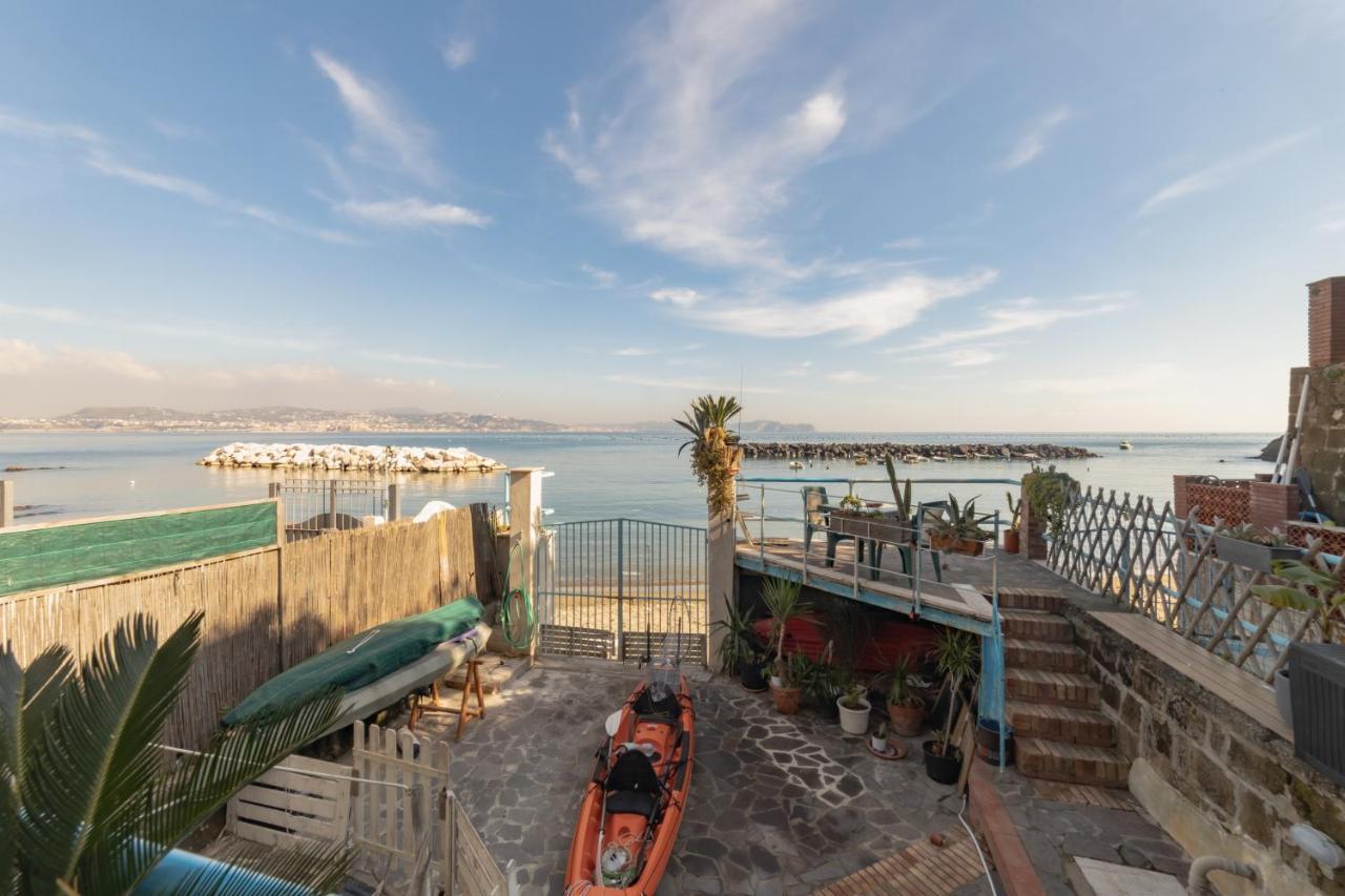 incantevole casa con accesso diretto in spiaggia Bacoli Esterno foto