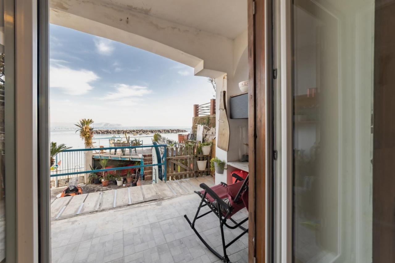 incantevole casa con accesso diretto in spiaggia Bacoli Esterno foto