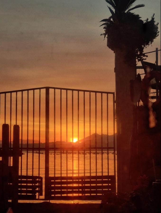 incantevole casa con accesso diretto in spiaggia Bacoli Esterno foto